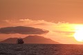 Couché de soleil avec un bareau de croisière et  l'île de Pinzon en arrère plan - Galapagos Ref:36983